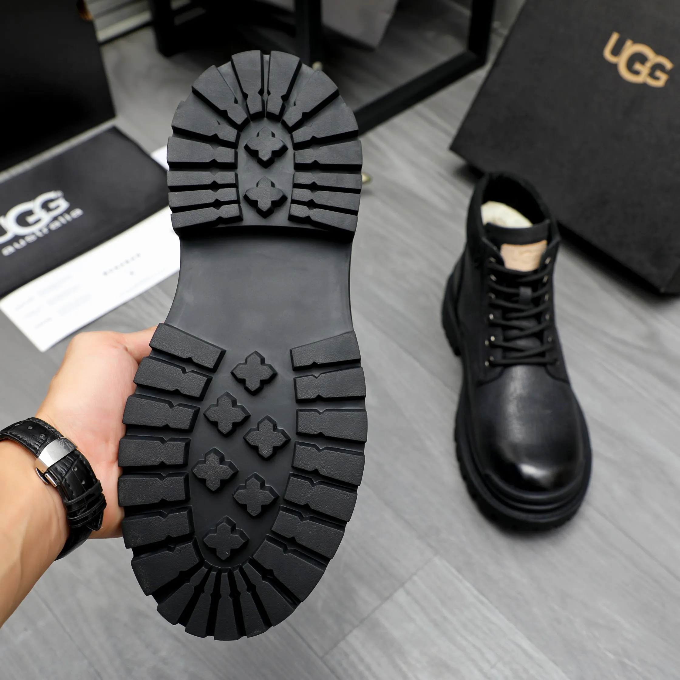 P620 Product trademark: "UGG" Gaobang men's shoes Regular size: 39-44 Product materials: Selected color-brushed cowhide upper, wool lining, original outsole